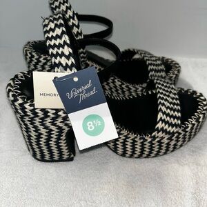 Universal Thread Zigzag Platform Sandals in Black and White